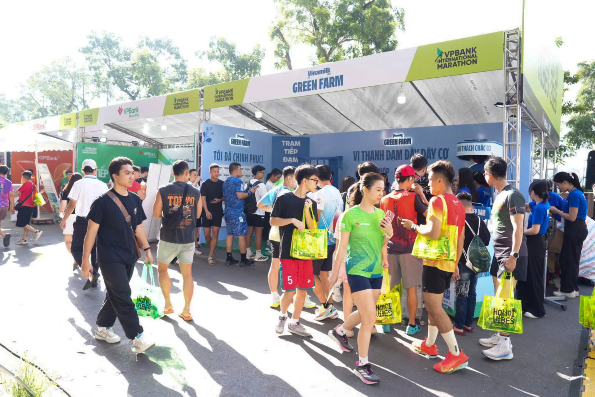 Nhận BIB, check-in, săn quà: Không khí sôi động tại VPIM Expo 2026 