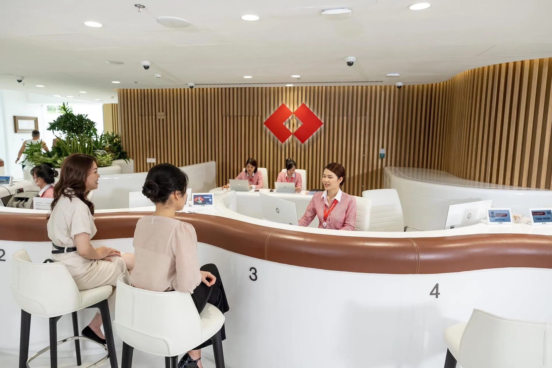 Lợi nhuận quý 3 lập kỷ lục mới, Techcombank tiếp tục bứt phá mạnh mẽ