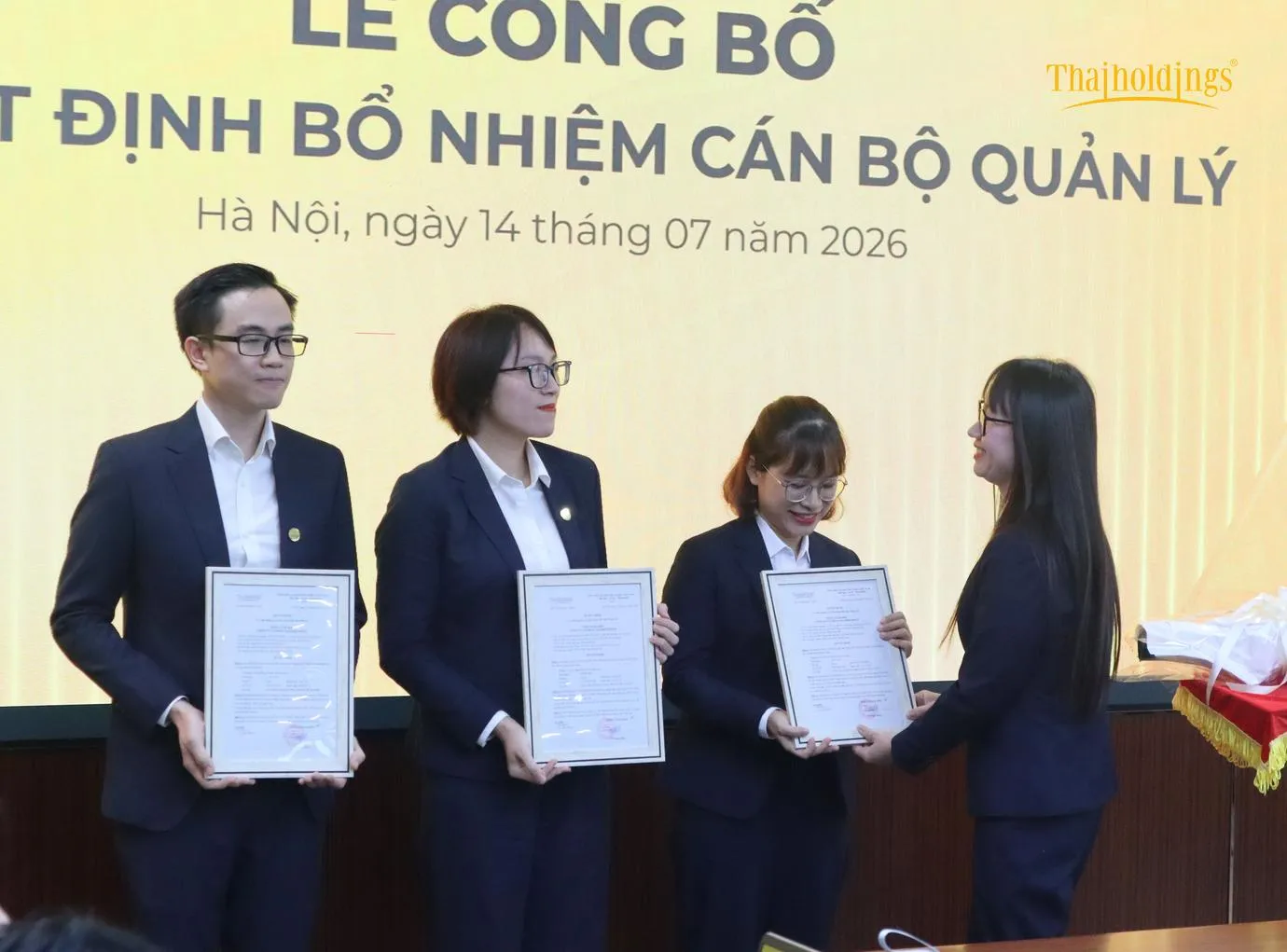 Ông Phan Thành Sơn, Bà Nguyễn Hải Yến, Bà Đinh Khánh Linh (từ trái qua phải) nhận quyết định bổ nhiệm từ PTGĐ Vũ Thanh Huệ