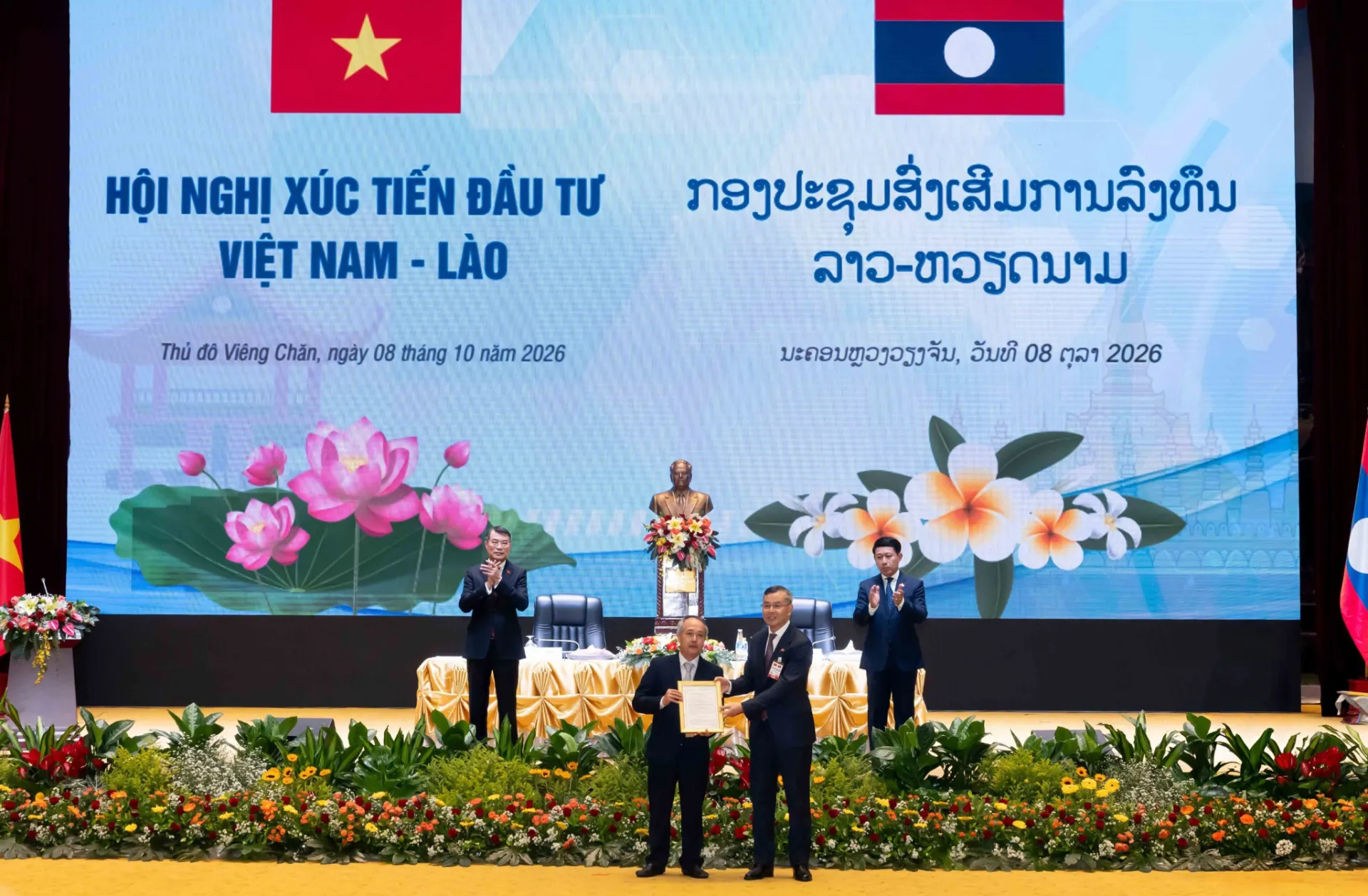 Bộ trưởng Bộ Tài chính Ngô Văn Tuấn trao Giấy chứng nhận đăng ký đầu tư ra nước ngoài cho ông Nguyễn Xuân Thắng, Tổng Giám đốc của Tập đoàn HAGL, Thủ đô Viêng Chăn. Ảnh: HAGL
